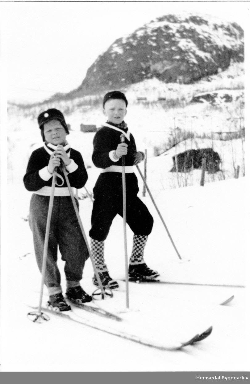 Frå venstre: Olav og John T. Wøllo på Vøllo i Hemsedal