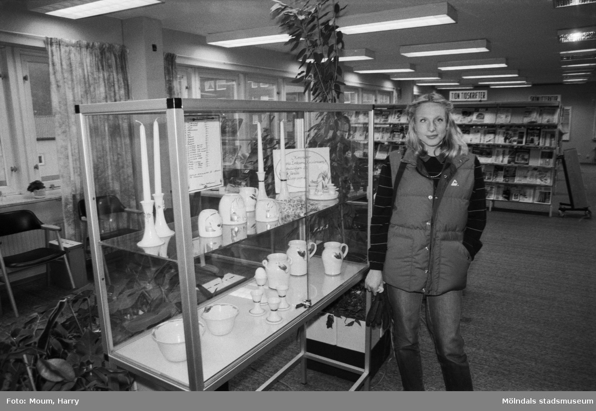 Keramiker Maria Eriksson Kristiansson ställer ut bruksföremål av stengods i Kållereds bibliotek, år 1983.

För mer information om bilden se under tilläggsinformation.
