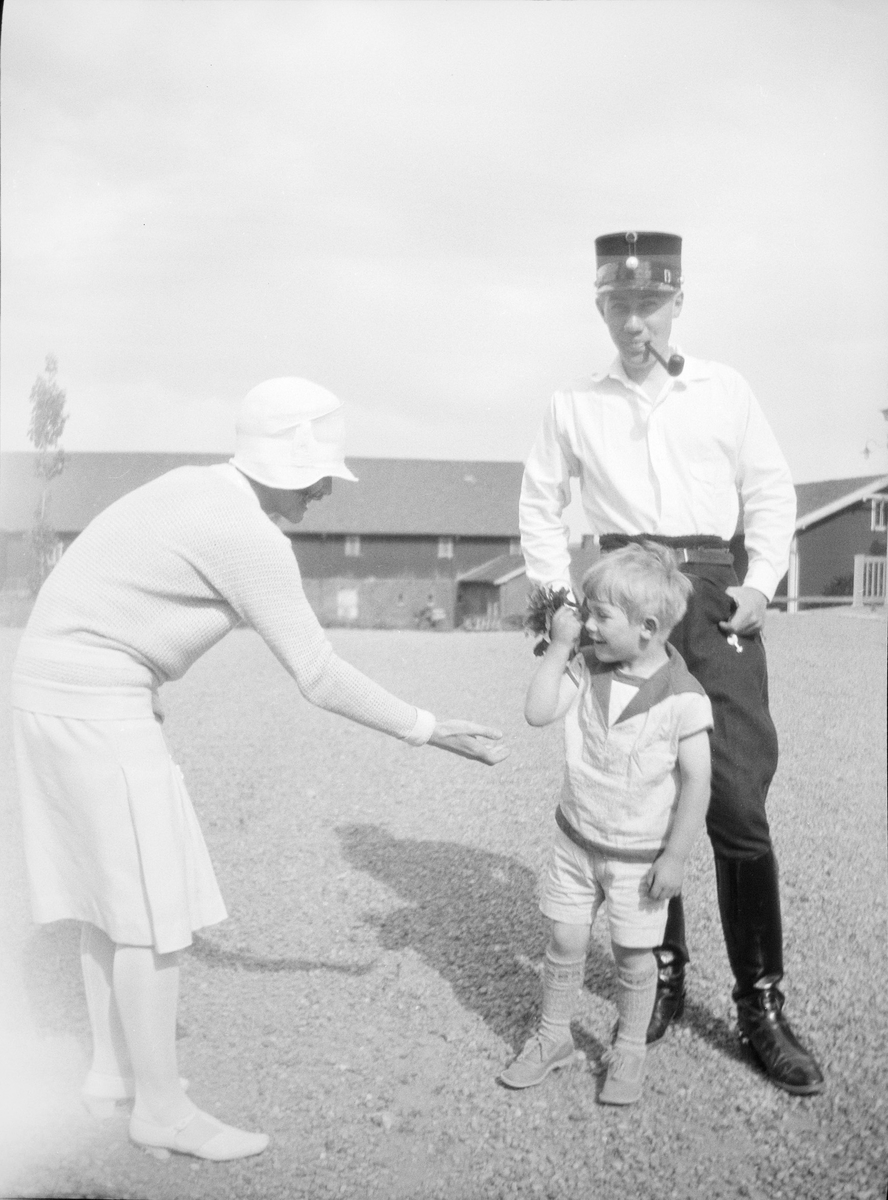 Iacob Ihlen Mathiesen, en kvinne, muligens Celina Marie, og et barn, på gårsplassen på Linderud Gård.