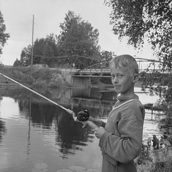 Bron vid Löa, en pojke som fiskar.