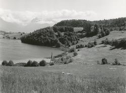 Et gårdstun med løe i Solevågen ved vannet Storevalen.