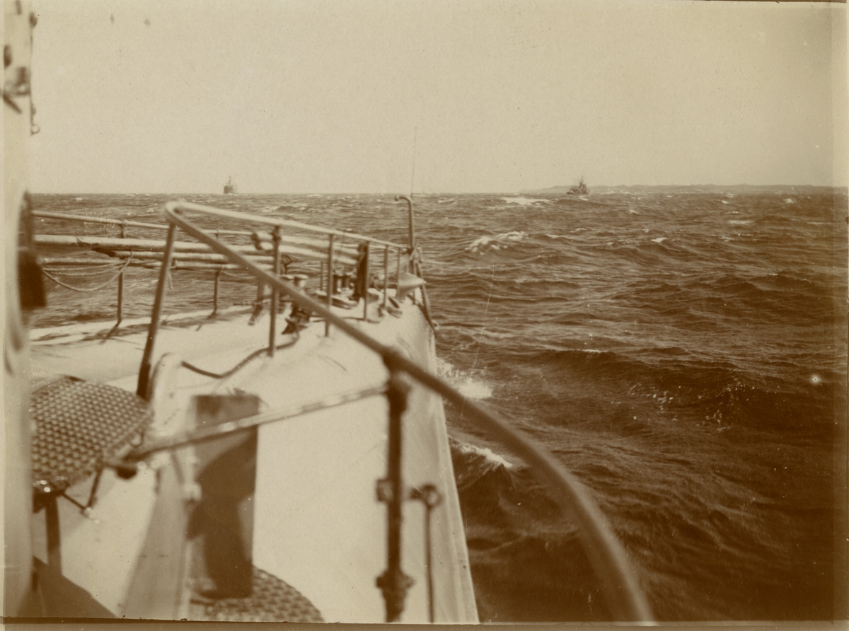 Foto tatt fra ubåt under første verdenskrig. To skip sees mot horisonten