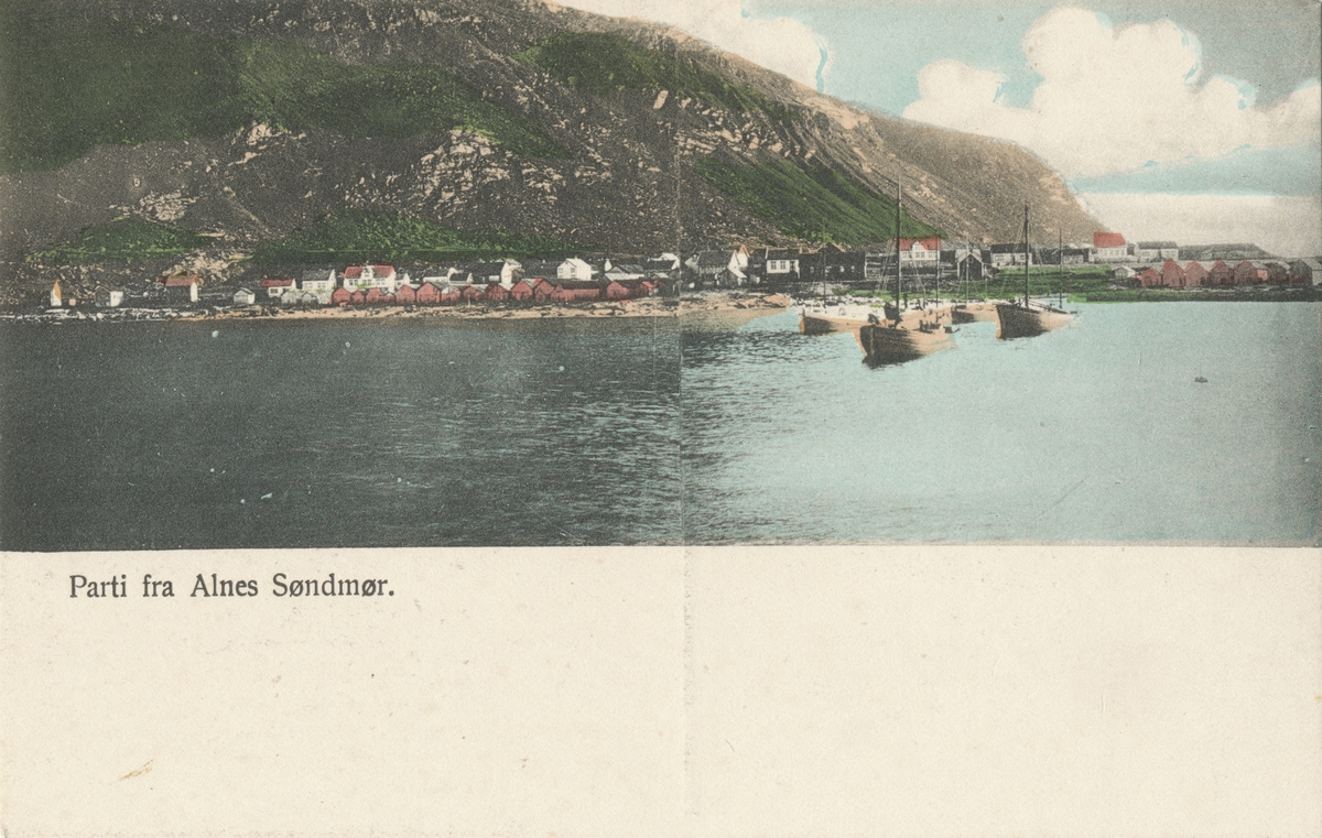 Prospektkort av bebyggelsen og noen båter på Alnes, Godøy.