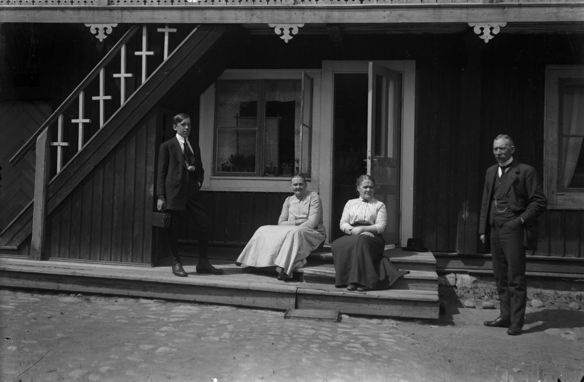 Bostadshus, familjegrupp fyra personer framför huset.
Från vänster: Harald Pettersson (givarens pappa), ej namngiven kvinna, Eva Sofia Pettersson (givarens farmor) och Anders Johan Pettersson (givarens farfar).
Huset på Kungsgatan 33 i Lindesberg.
