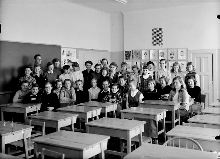 Olaus Petriskolan, klassrumsinteriör, 33 skolbarn med lärare Eric Fransson.
Klass 6Aa, sal 33.
