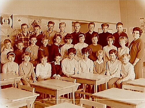 Vasaskolan, klassrumsinteriör, klass 6Aq, sal 19.
27 skolbarn och lärarinna fru Gunborg Sinnvall.