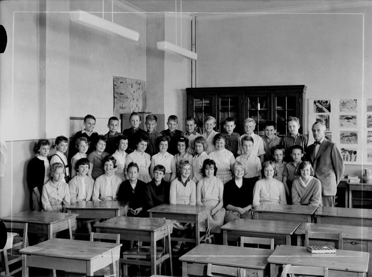 Olaus Petriskolan, klassrumsinteriör, 34 skolbarn med lärare Ragnar Engvall.
Klass 6Ad, sal 26.