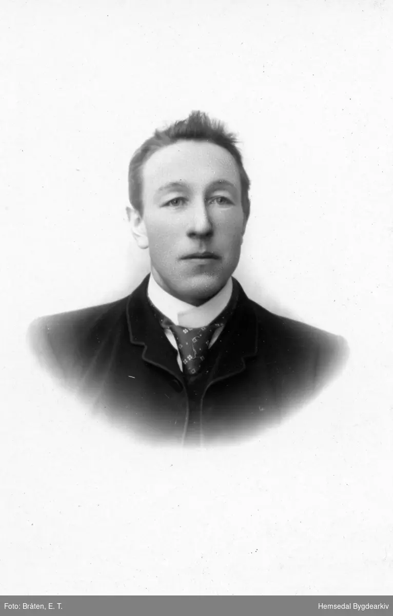 Ola O. Snerthe (1875-1955). Kjøpte Nordre Grøto, 63.13, i Hemsedal. Ved sida av gardsbruket dreiv han med rosemåling.