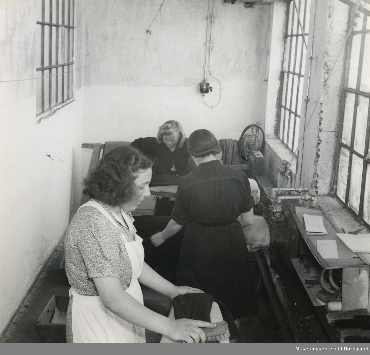 Kvinner på arbeid i damperiet for farvet garderobe Wilhelm Kahrs Kemisk Renseri & Farveri, Bergen.