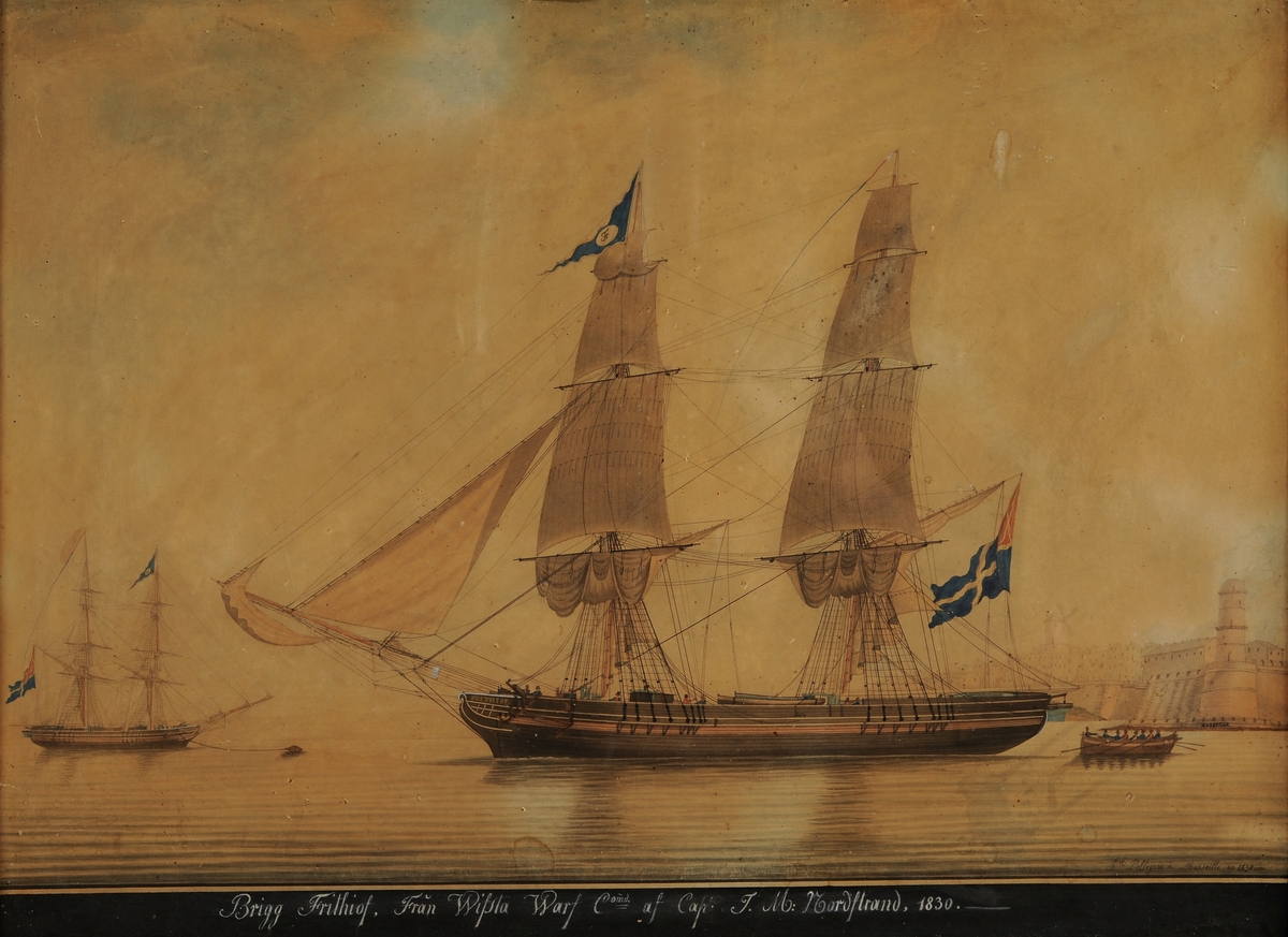 Fartyget seglar från hamn i stilla väder och sätter segel för akterlig vind. Under gaffeln äldre svensk unionsflagg. Till höger hamninlopp, till vänster Marseille.