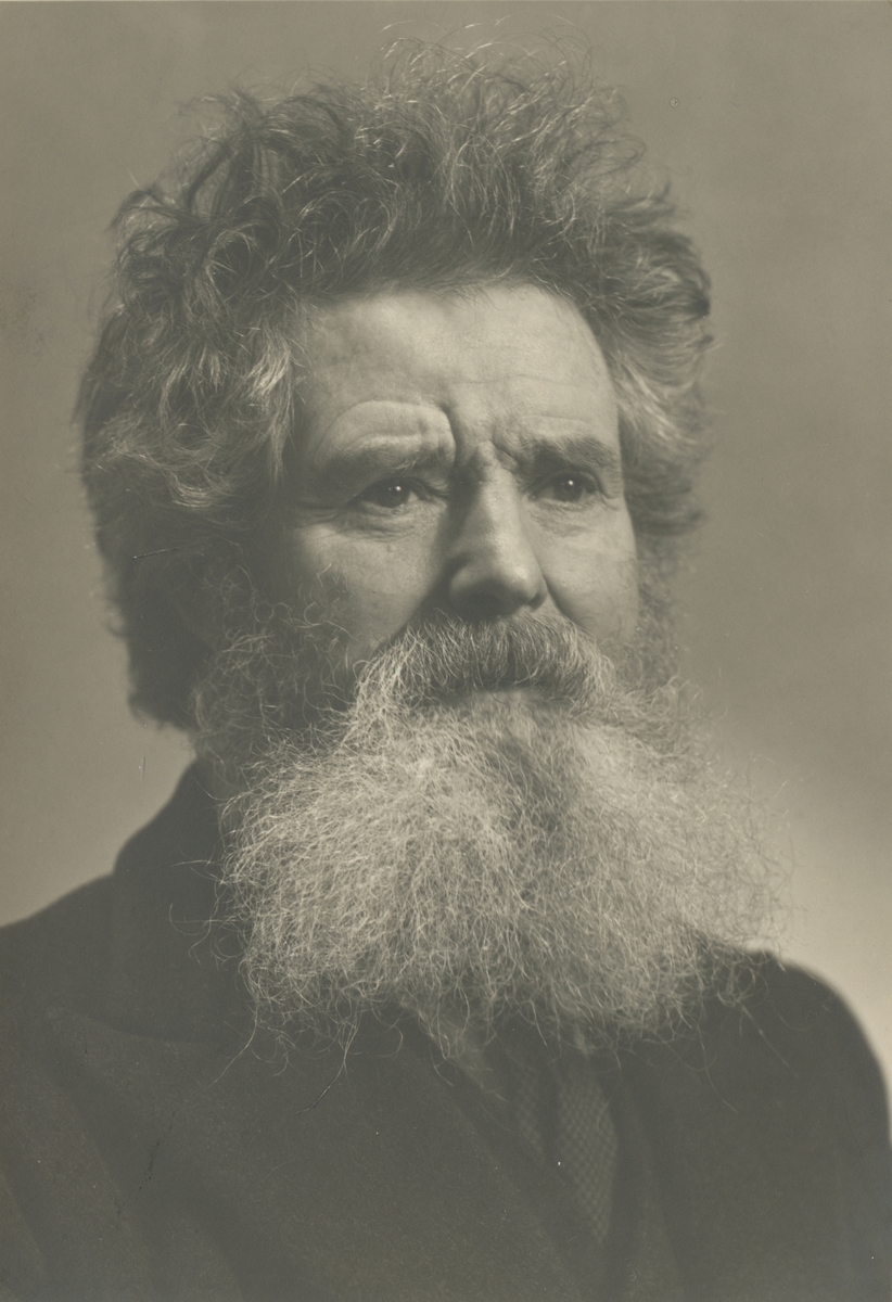 Portrettfotografi av Skjeldrup i fotoatelier.