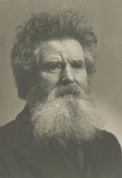 Portrettfotografi av Skjeldrup i fotoatelier.