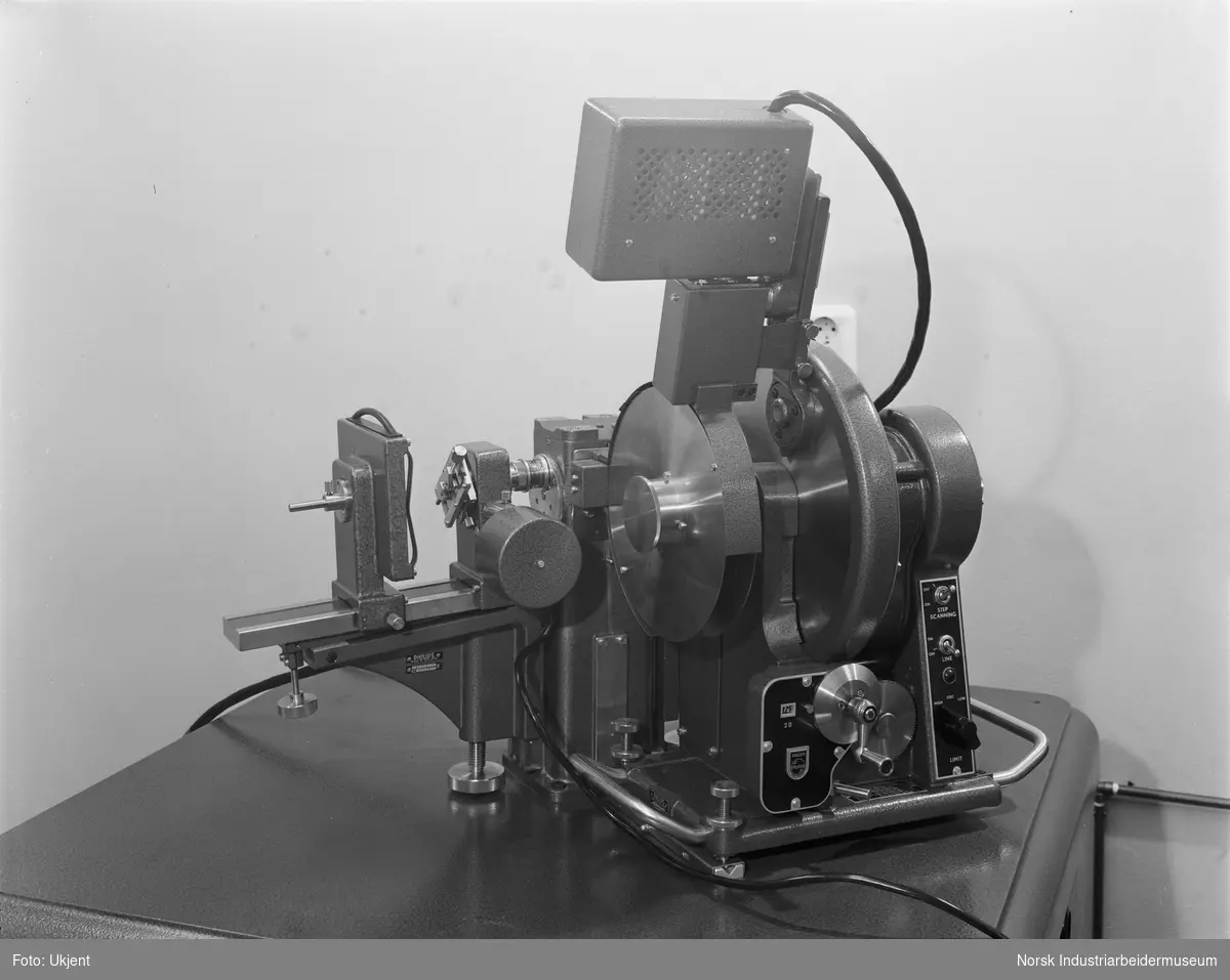 Røngtenapparat i forskningslaboratorium. Detalj av kameraoppsett.