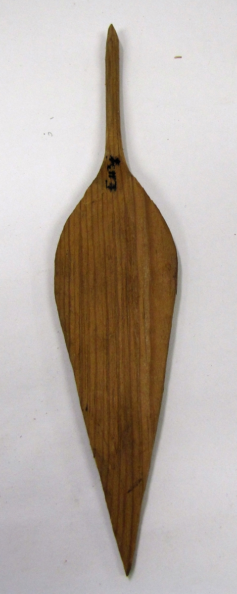 Kanotmodell från Kameruns kustområde. Utan orginalnummer.
E 00 113: a själva kanoten. Jämför E 00 162

Föremålet tillhör den etnografiska samlingen.