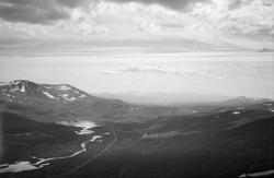 Vålåsjøen, Dovre, 28.06.1949, fjell med snøflekker, vei, jer