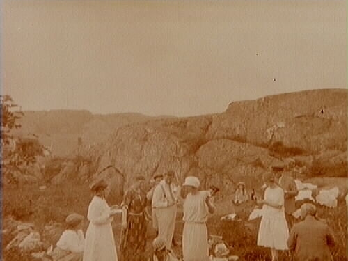 8/7 1923.  Folk på en berghäll