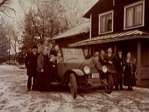 Sällskap vid bilen.
Erik och Mathilda Thermaenius på Eriks 82-årsdag, med barn, barnbarn och barnbarnsbarn. 
Bilen på bilden är en Essex från 1919-1920 som ägdes av Gottfrid Thermaenius. Den registrerades den 18:e maj 1920 och hade reg.nr. T610. Ett år senare bytte bilen ägare till Hallsbergs Elektricitetsverk som sedan hade kvar den till 1927, då den hamnade på en verkstad i Örebro och sedan avregistrerades.