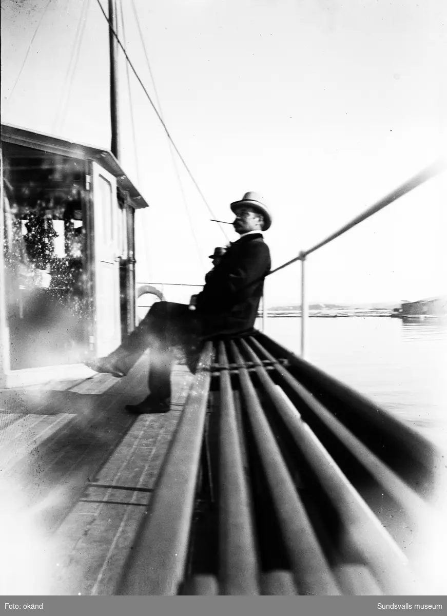 R. Thuresson sittande på däck i en passagerarbåt.