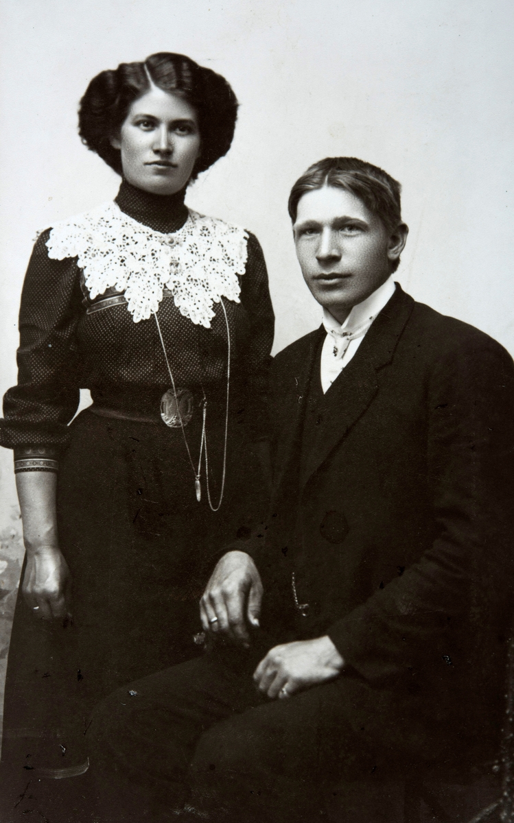 Nordli av Stor- Opsal (79/2). Karen Nikoline Johansen (1887-1952) gift 1912 med Andreas Nordli (1892-1958).