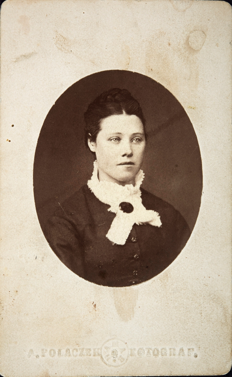 Pauline Olstad (1862-1953) gift med Ole Olsen fra Bersvensrud. Ryddet og bosatte seg i Olstad av Tomter.