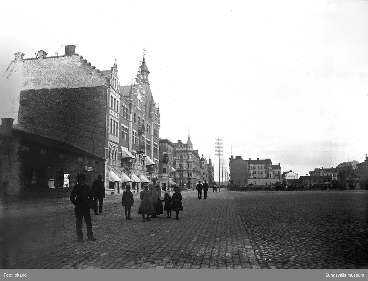 Storgatan, Stora torget. Holmströmska huset är ännu inte uppfört. Granska huset är nybyggt. Handelsbankens hus är heller inte uppfört ännu.