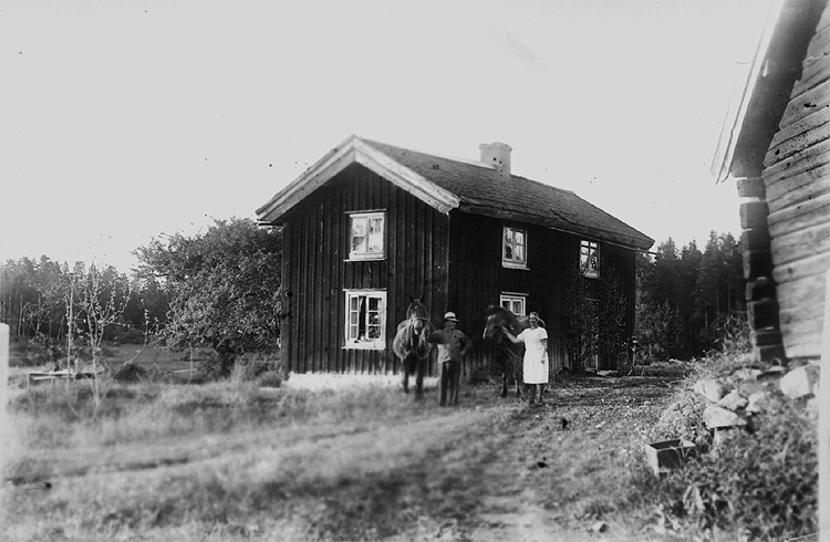 Ett par med två hästar.
Tvåvånings bostadshus.
Karl Fransson med hustru Thea Elfrida, född Olsson.