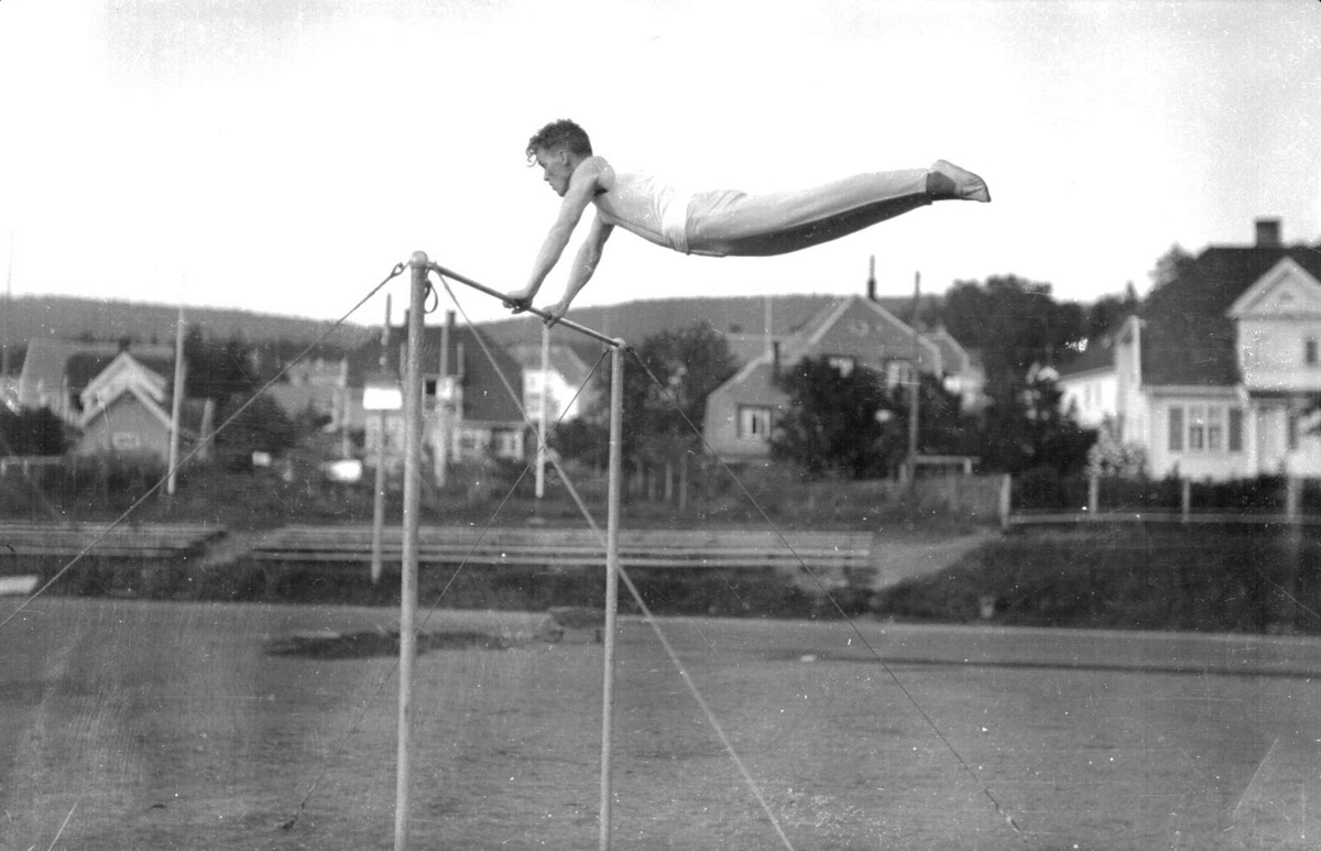 Kaare Viken, turnoppvisning på Sportsplassen. Svingstang. Fire bilder. Kaare Viken var norgesmester i turn-mangekamp i seks år (1929-1935