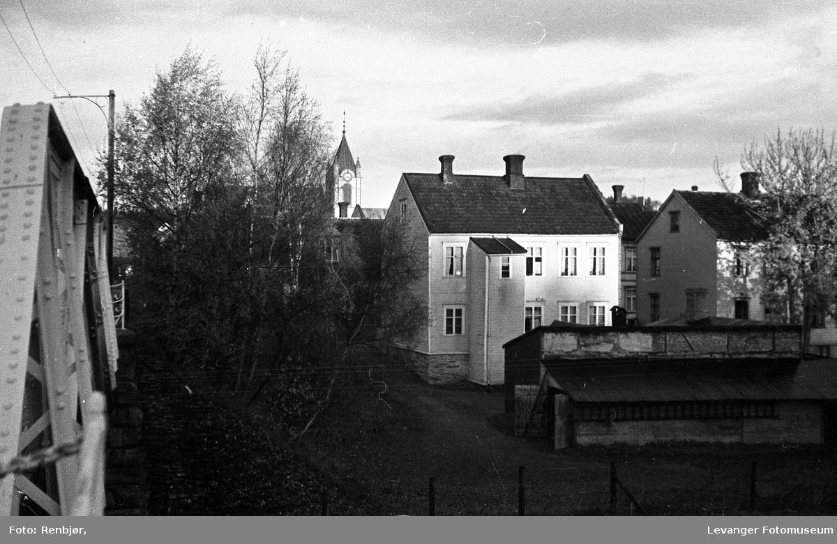 Levangermotiv fra 1930-tallet. Bebyggelse sett fra Jernbanebrua mot Jernbanegata.
