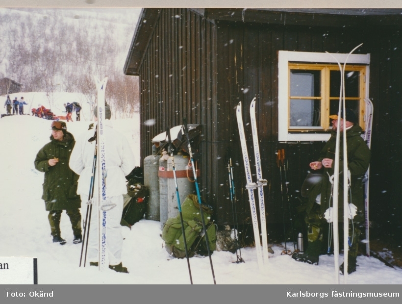Livregementets husarer, K3. Undass vinterutbildning 21/4 1996-30/4 1996. Lunch vid Vistastugan före marsch till Nallo.