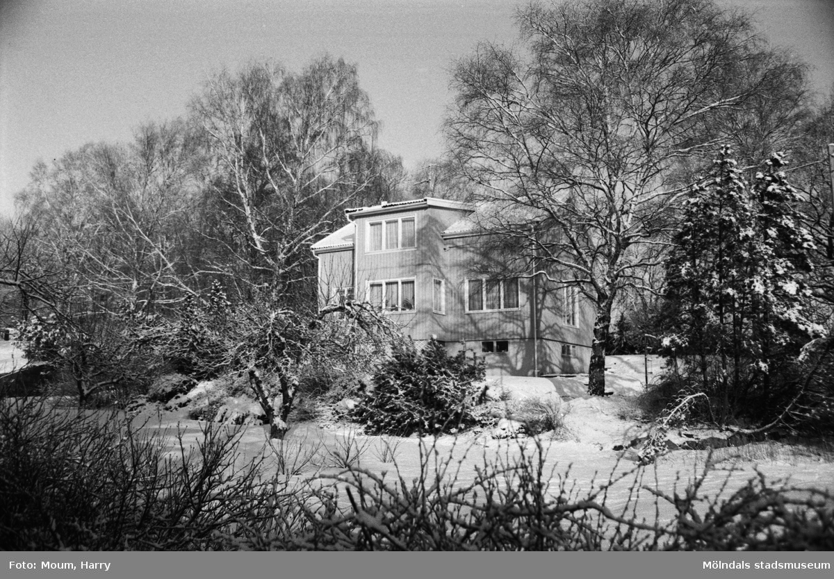 Vintervy i Kållered, år 1984. "Visst blev det vinter även i år. Det finns många vackra vyer. Varje årstid har sin tjusning inte minst vintern."

Fotografi taget av Harry Moum, HUM, för publicering i Mölndals-Posten, vecka 4, år 1984.