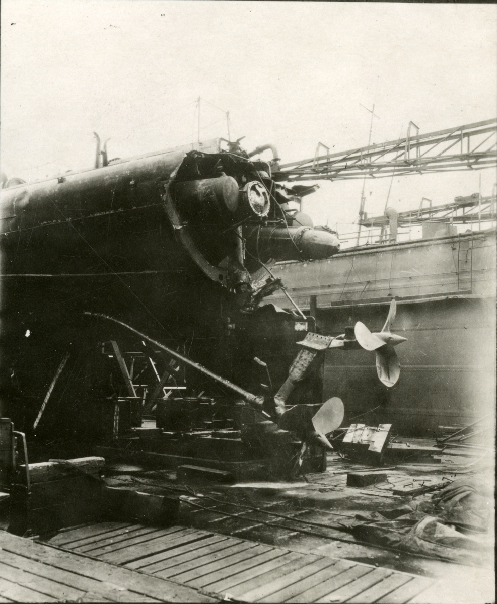 Tysk ubåt U22 med ødelagt akterende, i tørdokken.