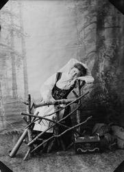 Portrett av ukjent kvinne i bunad, 1907.