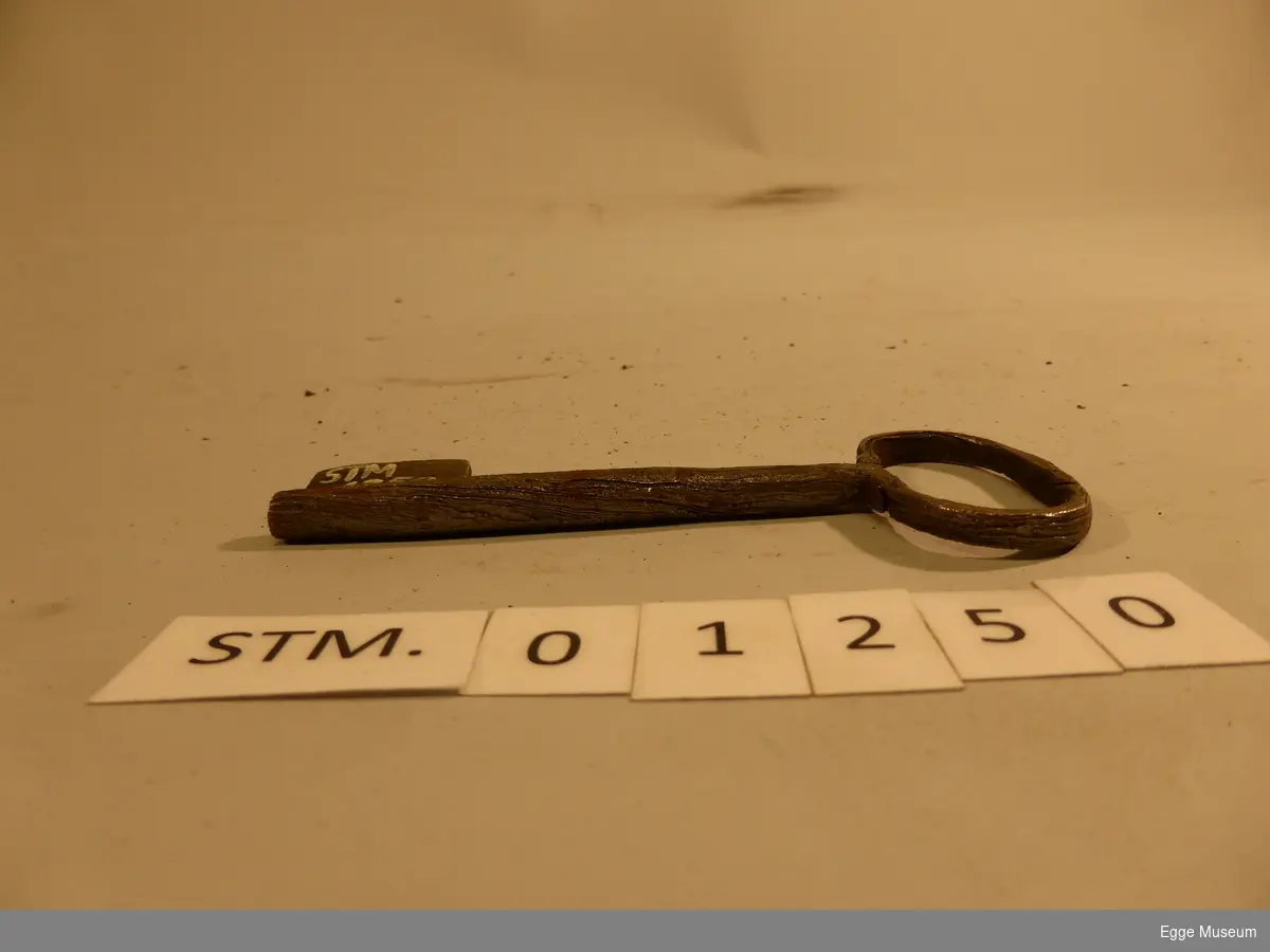 Form: Ett hakk i låssystemet på den ene, noe pæreformet hakk i låssystemet på den andre.
