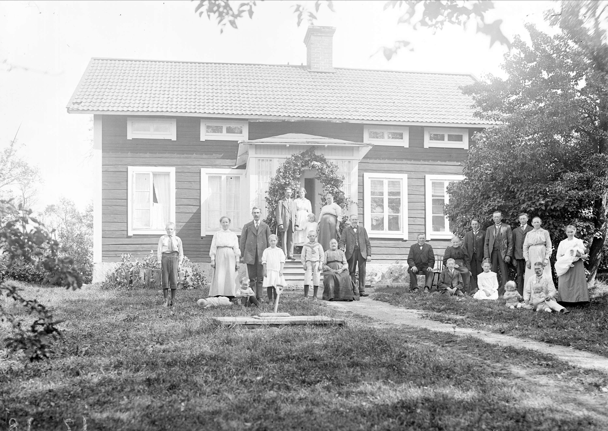 "Sällskap utanför villan hos Brolén i Myrsjö Torstunaby", Uppland 1918