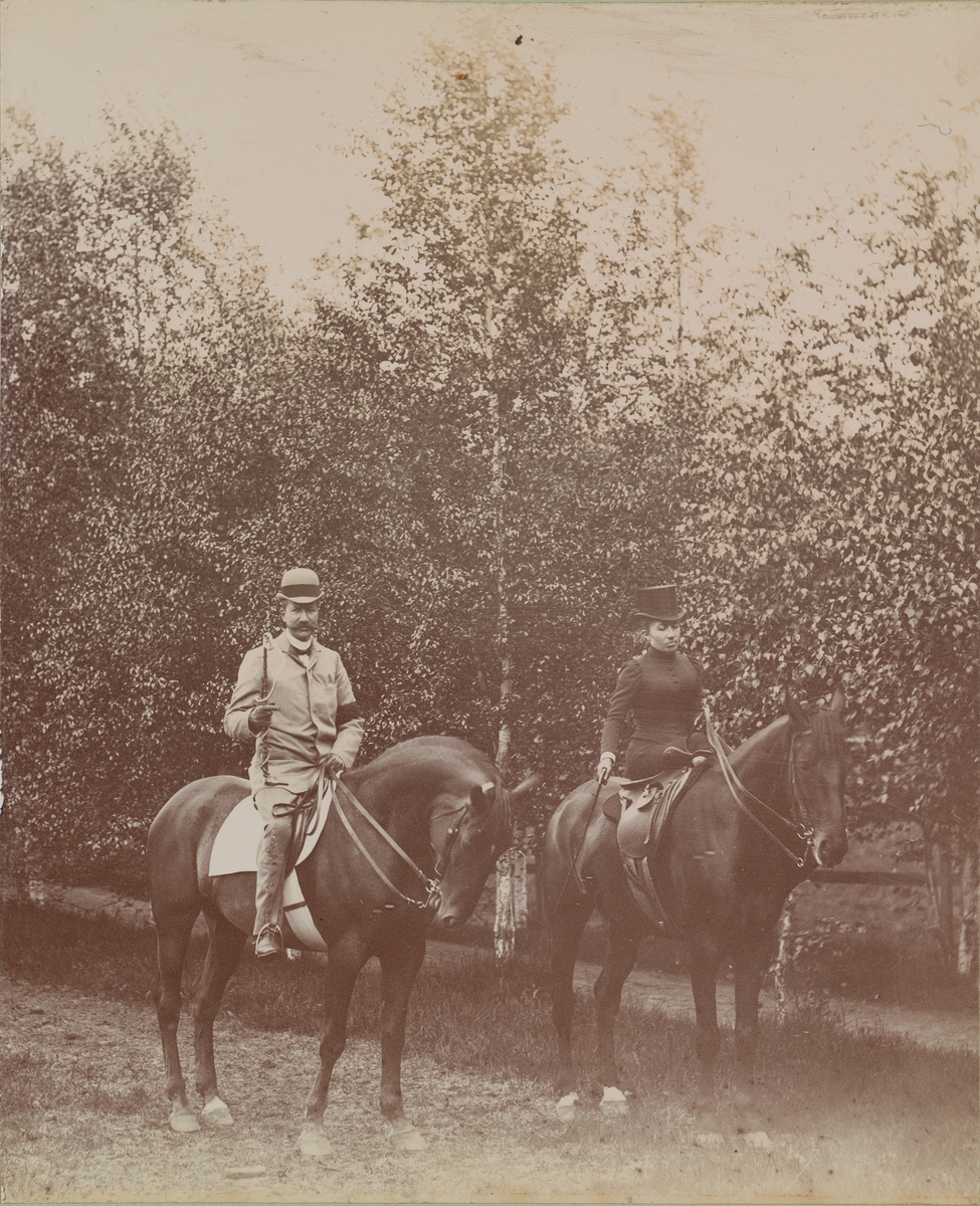 En uidentifisert mann og Mathilde Mathiesen, begge til hest.