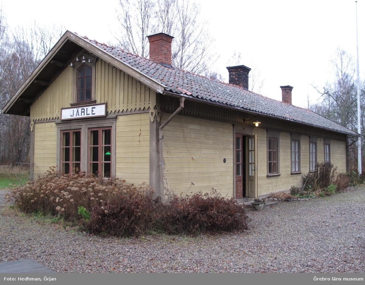 Åtgärdsbehov på byggnadsminnet Järle station (Nora Ervalla Järnväg 1:1 och 2:1).
Stationsbyggnaden från norr.
Dnr: 2006.220.106.