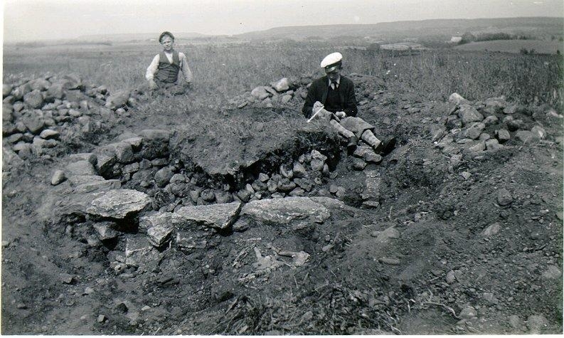 Utgrävning av varggrop med intilliggande skelettgrav.