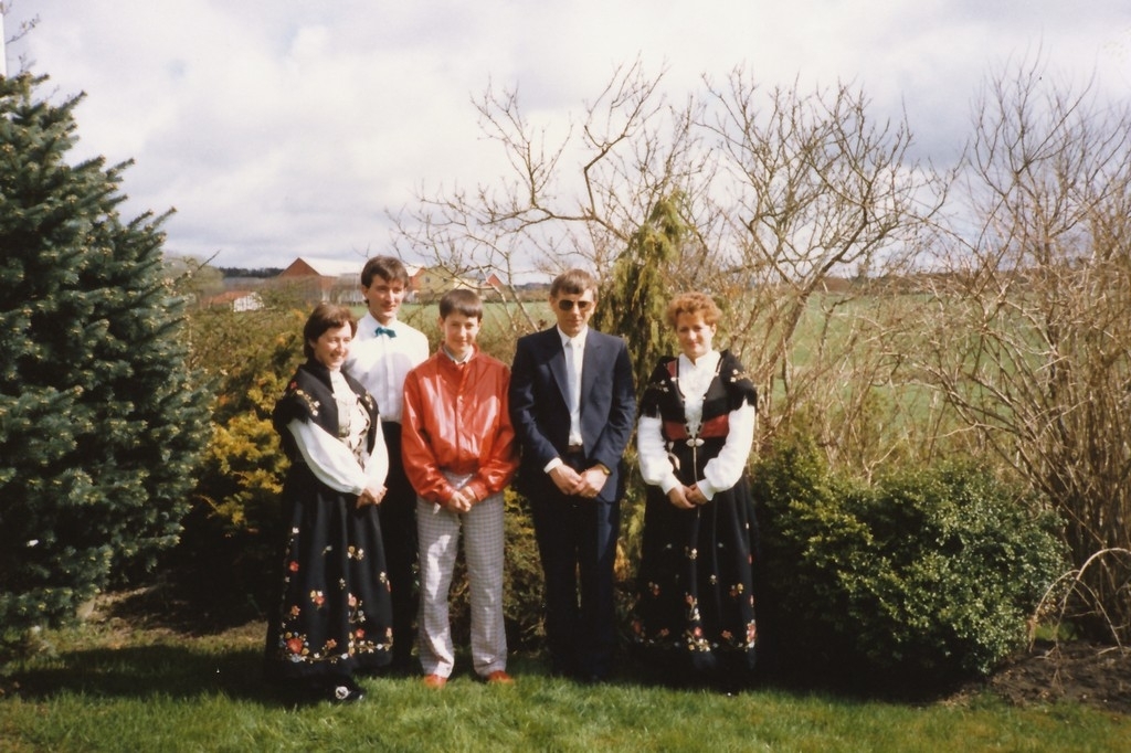 Familien Helland på Fosse bruk 22 i konfirmasjonen til Olav Helland. Frå venstre: Thea Helland f. Grødem (1940 - ), Fridtjof Helland (1963 - ), Olav Helland (1972 - ), Øystein Helland (1938 - 2005) og Svanhild Helland g. Haugstad (1965 - )