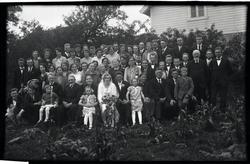 Gjestene i bryllupet til Fredrikke Netland (1903 - 1990) og 