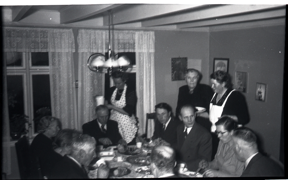Gjestene ved det minste bordet på 80 årsdagen til Peder Njaa (1872 - 1967)