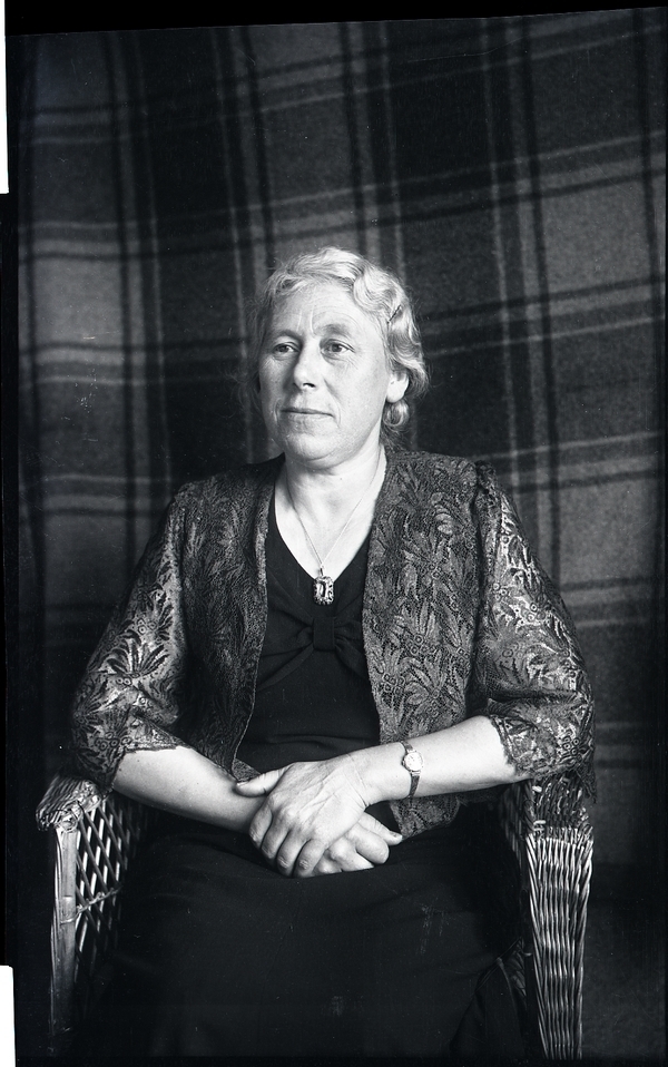 Portrett av Ingeborg Tomine Sivertsen (1889 - 1940) frå Fotland kraftstasjon