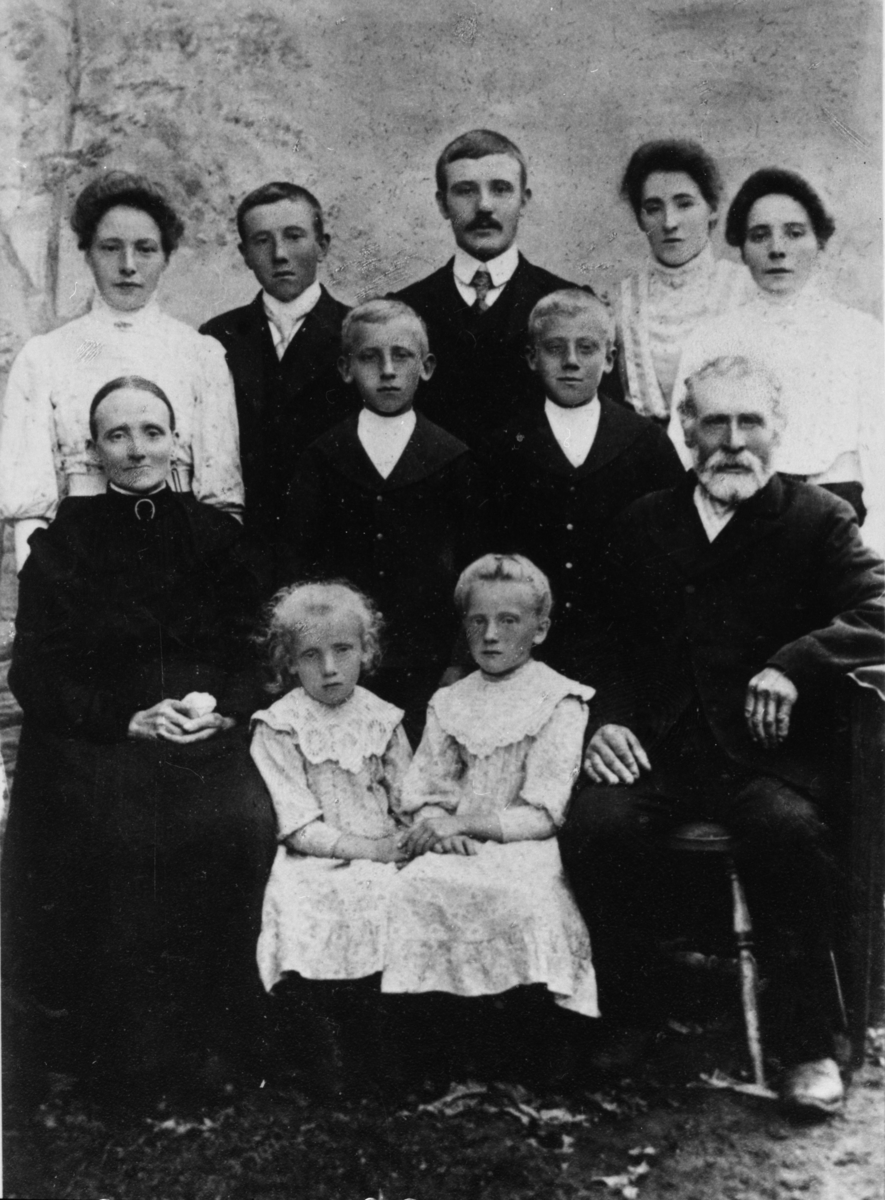 Mor og far med 9 barn. Vangsvik i Tranøy ca 1911.