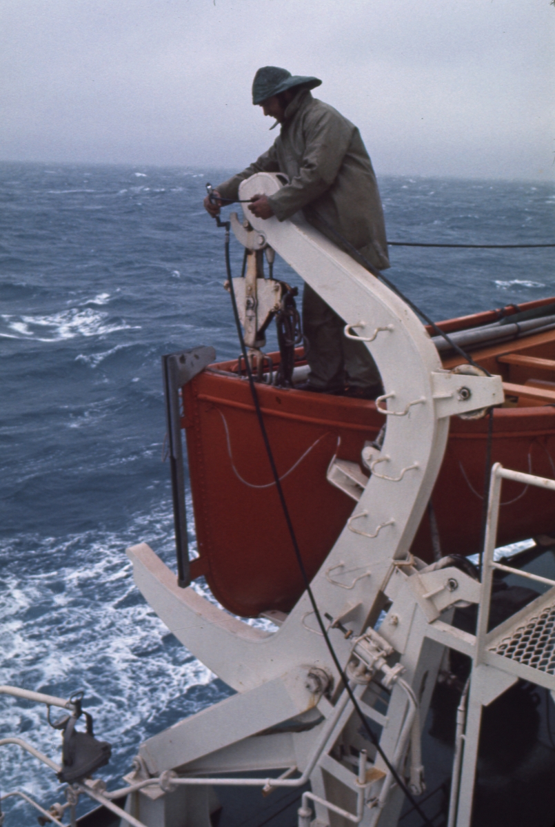 Livbåten klargjøres ombord i M/S ‘Vikara’ (b.1973, Mitsubishi Heavy Industries Ltd., Kobe, Japan).
