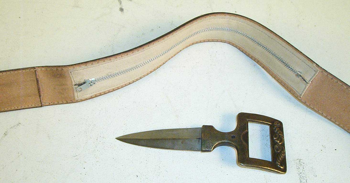 Spenne med kniv og hylster med glidelås for stoff (narkotika).
Knivbladet er 7.5 cm langt og 2.5 cm bredt.