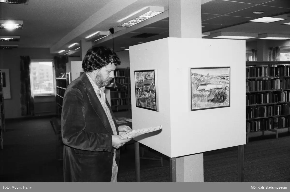 Konstnären Henry Peterson ställer ut på Kållereds bibliotek, år 1984. "Henry Peterson väljer gärna sina motiv från Bohuslän."

För mer information om bilden se under tilläggsinformation.