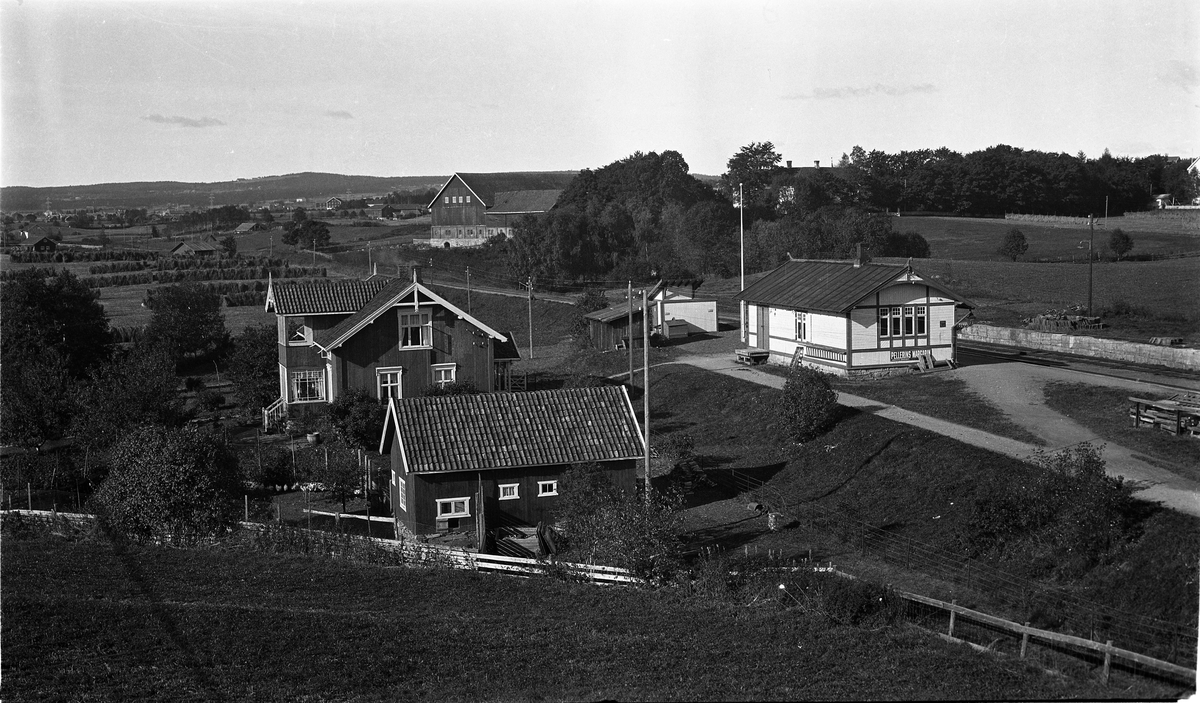 Området ved Kraby stasjon på Skreiabanen siste halvdel av 1920-tallet. To ganske like bilder, bare fra litt ulike vinkler. I bakgrunnen på bilde nr. 1 Rogneby Øvre (Toten Offentlige Skole), på bilde 2 gården Rogneby.