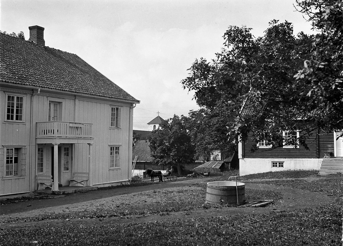 Hoff Prestegård i Østre Toten, trolig ca. 1929-30. To bilder.