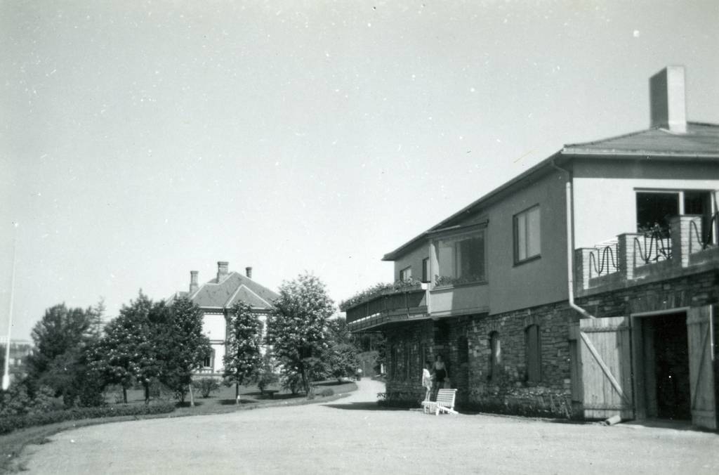 1953 Dc boligen, sett fra forsiden. NSBs administrasjonshus skimtes i bakgrunnen. (Nu museum)
