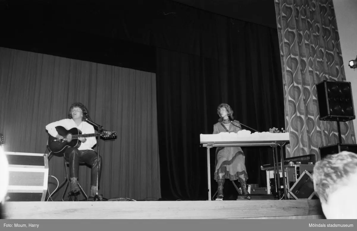 Paret Merit Hemmingson och Bengan Karlsson har konsert på Möllan, Folkets Hus, i Mölndal, där de bland annat tolkar Bellman, år 1984.

För mer information om bilden se under tilläggsinformation.