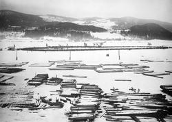 Repro: Skøyteløp på Mjøsa ved Lillehammer.